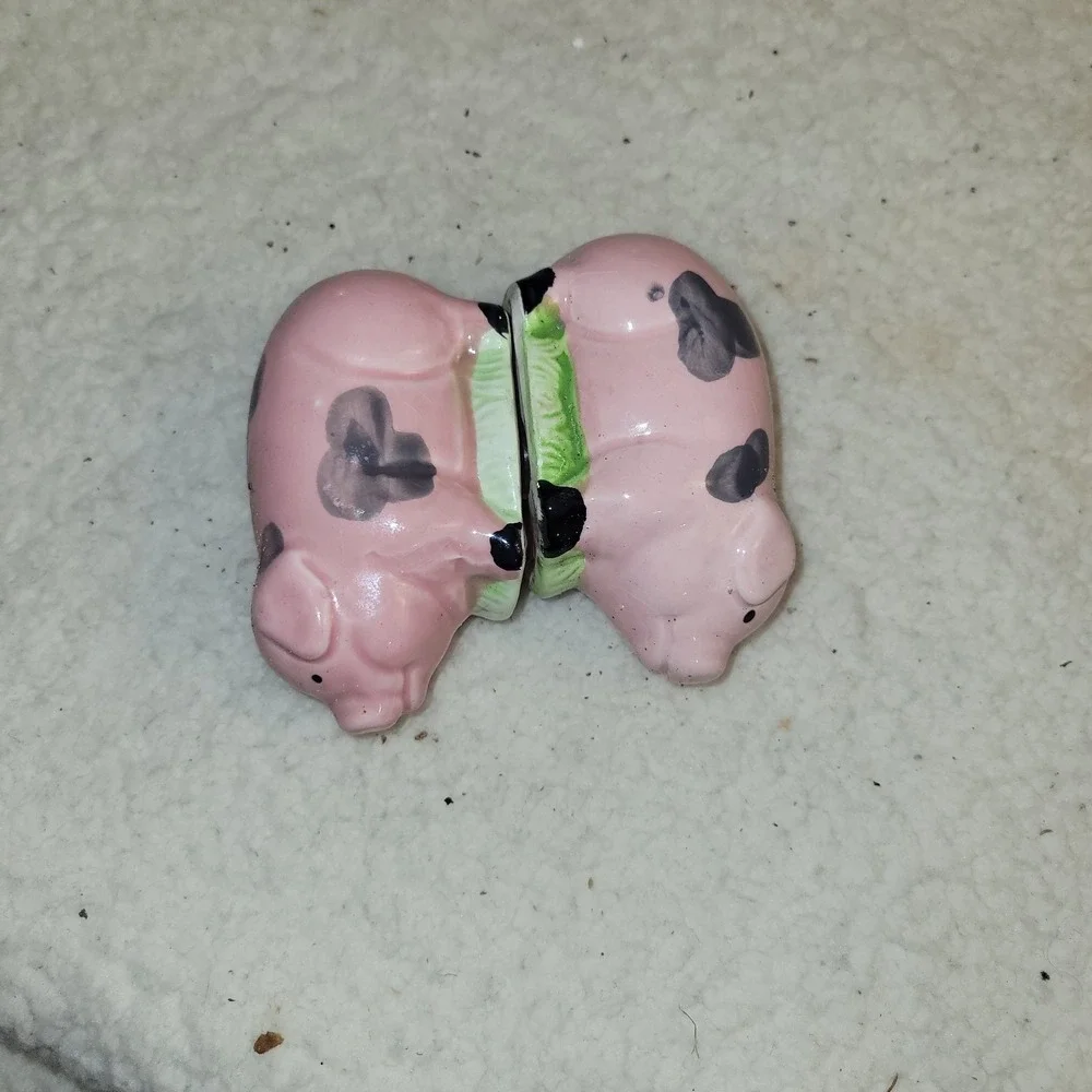 Salt & Pepper Shakers Classic Pink‎ Farm Pigs
